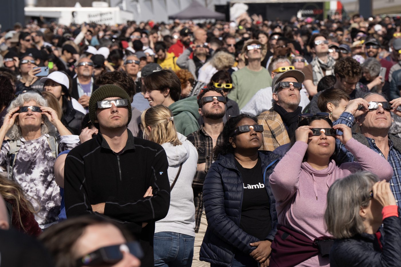 Some cases of burning eyes reported after solar eclipse, but no blindness