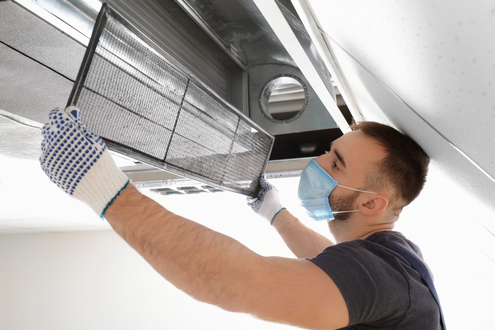 Professionnel qui procède au nettoyage des conduits de ventilation.